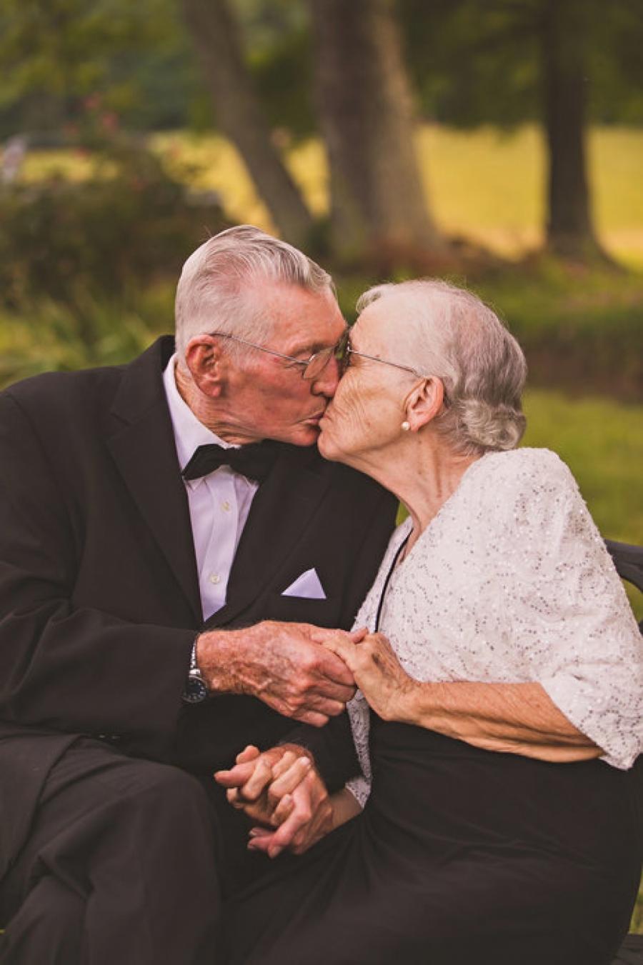 Муж и жена пенсионеры. Влюбленные старики. Старые пары. Пожилая пара. Любовь в старости.