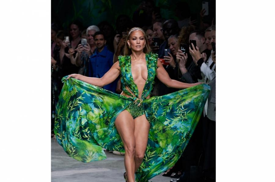 Дженнифер Лопес на показе Versace весна-лето 2020