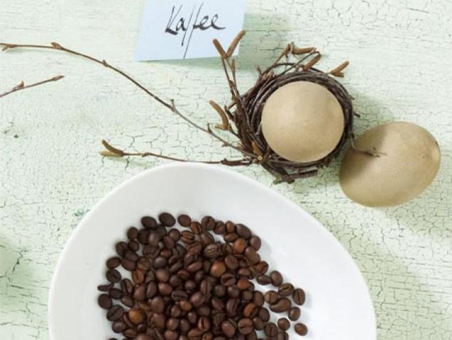Окрасьте яйца в нежный кофейный оттенок с помощью кофейной гущи и горячего кофе.