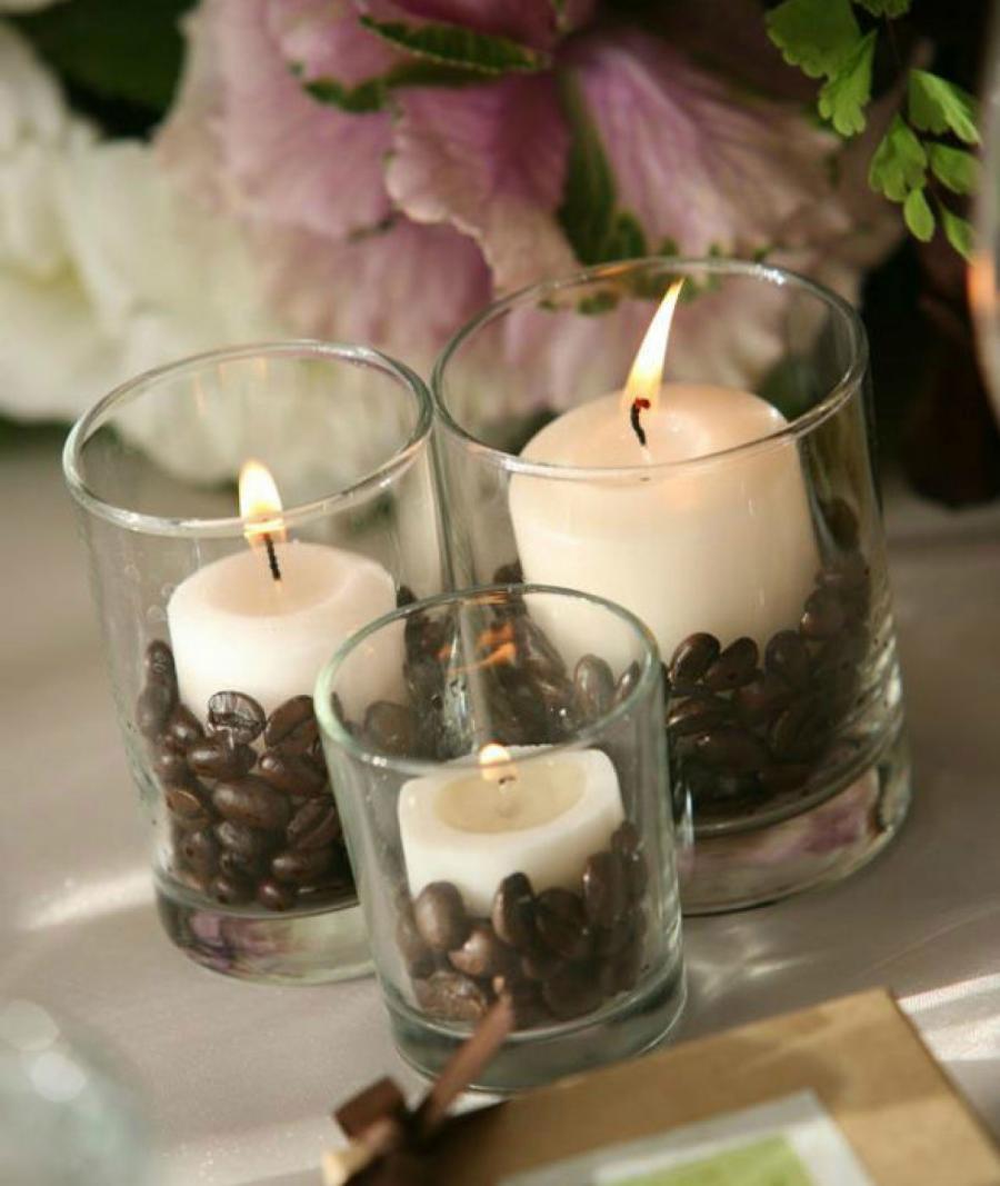 Погрузите обычную свечу в стеклянный подсвечник, наполненный зернами.
