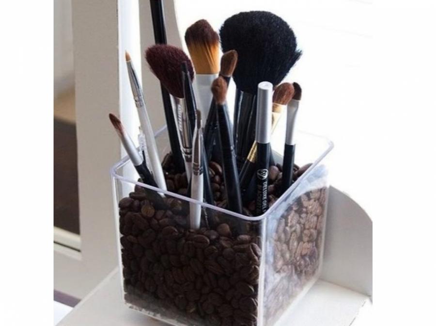 Еще один способ — смастерить подставку для хранения кистей для макияжа или ручек.