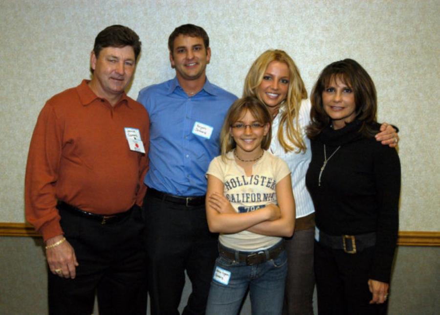 Бритни Спирс с отцом, матерью, братом и сестрой Источник фото: Getty Images