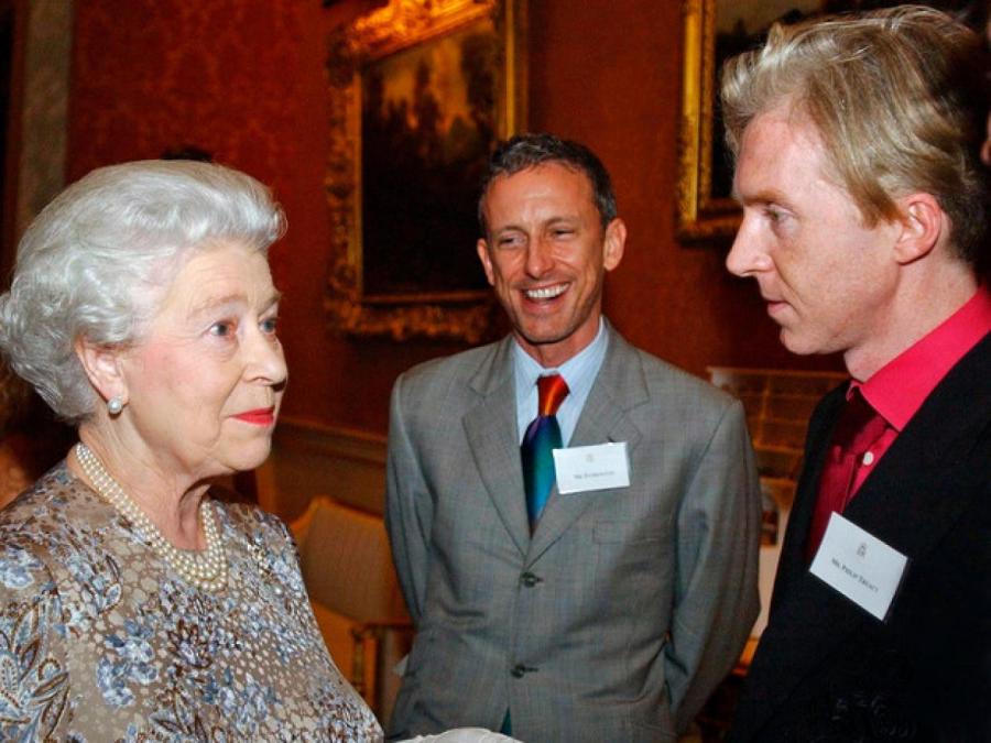Королева Елизавета и Филип Трейси, 2004 год