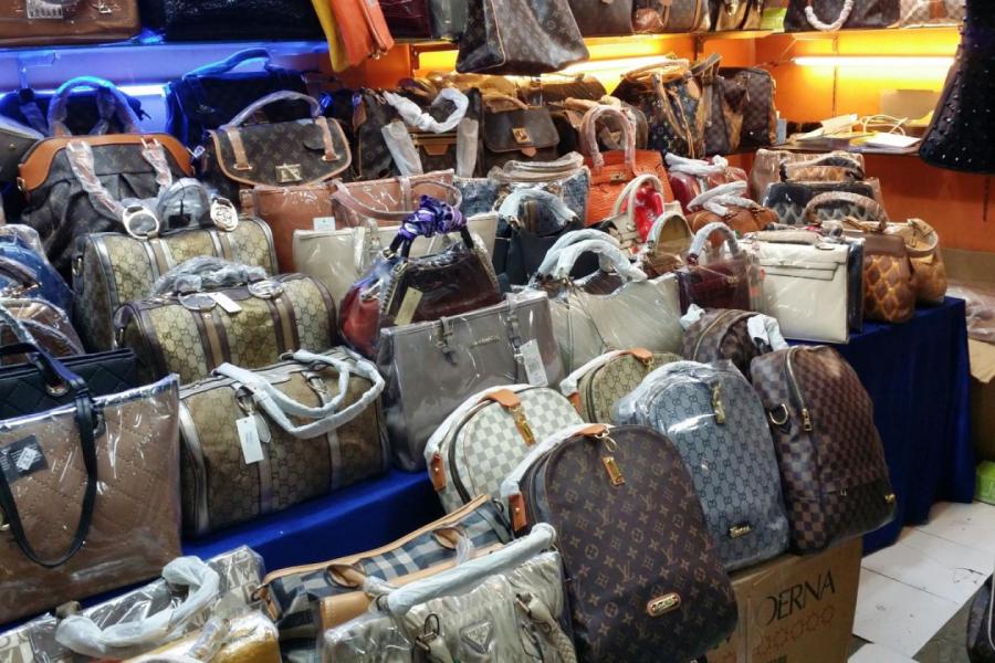 Продажа поддельных сумок Prada, Gucci и Louis Vuitton  SHUTTERSTOCK
