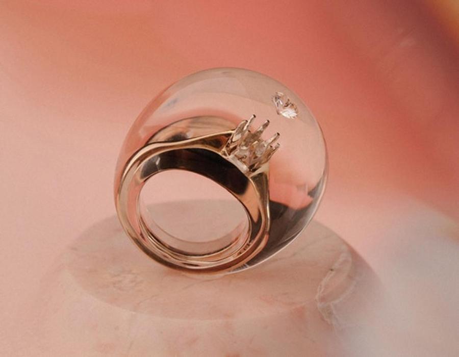 Кольцо из 18-каратного золота с бриллиантом и акрилом Ами Масамицу для De Beers https://www.vogue.ru/