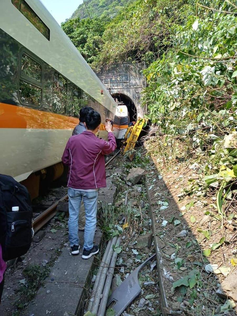 На Тайване сошел с рельсов пассажирский поезд (фото) | Региональная Медиа Сеть