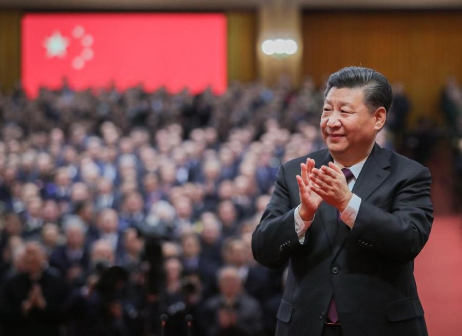 18 декабря 2018 года, Си Цзиньпин приветствует аплодисментами деятелей, получивших награды на торжественном собрании в честь 40-летия провозглашения политики реформ и открытости, которое состоялось в Доме народных собраний в Пекине. Си Цзиньпин выступил на нем с важной речью. /Фото: Синьхуа/