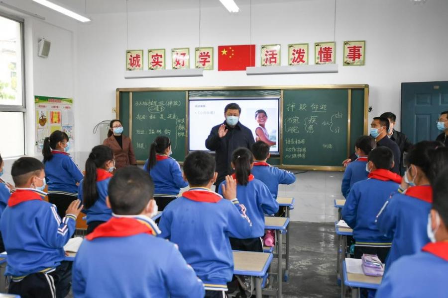 21 апреля 2020 года, Си Цзиньпин инспектирует работу по борьбе с бедностью в начальной школе поселка Лаосянь в уезде Пинли города Анькан провинции Шэньси /Северо-Западный Китай/. /Фото: Синьхуа/