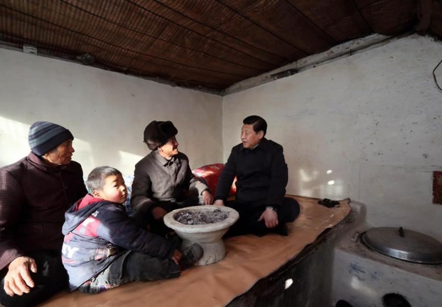 30 декабря 2012 года, Си Цзиньпин навещает малоимущих жителей деревни Лотовань поселка Лунцюаньгуань на территории уезда Фупин провинции Хэбэй на севере Китая. /Фото: Синьхуа/