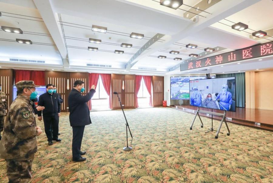 10 марта 2020 года, Си Цзиньпин беседует с пациентом и медицинскими работниками по видеосвязи в больнице 