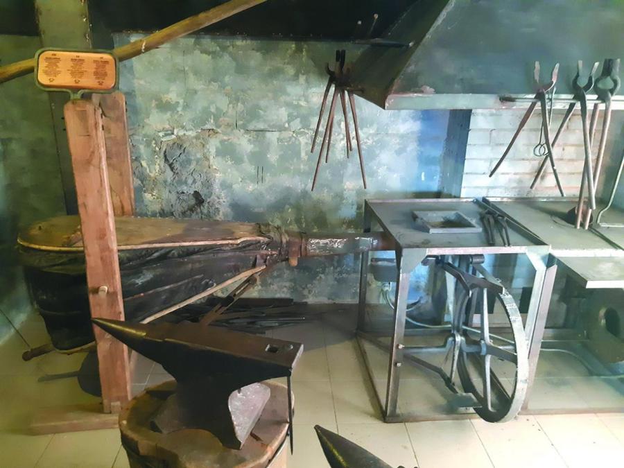 Невероятно каким образом сохранившаяся старинная кузница в культурном центре Англа (фото автора).