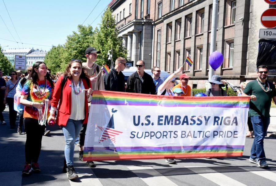 «Посольство США поддерживает гей-парад в Латвии», — надпись на плакате. Иллюстративное фото, LETA