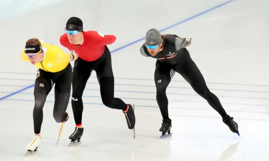 Свои первые тренировки в пекинском овале провел накануне Харалд Силов (справа), который уже не в первый раз на Олимпиаде будет представлять Латвию в конькобежном спорте.