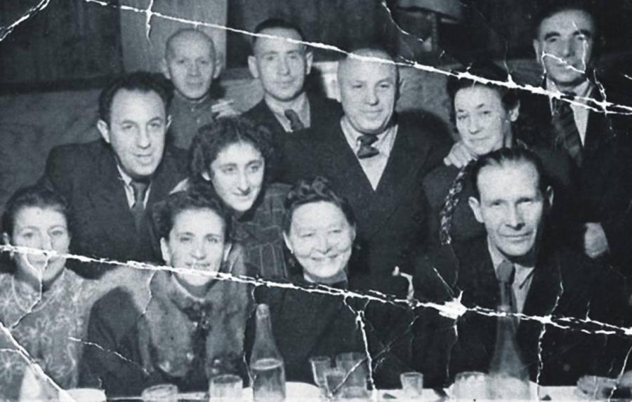 Жанис (первый ряд справа) и Йоханна Липке с некоторыми из спасенных ими людей, Рига, 1947 год.