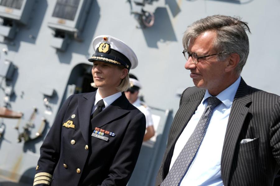 Капитан корвета Бианка Зейферт и посол Германии в Латвии Кристиан Хельдт.