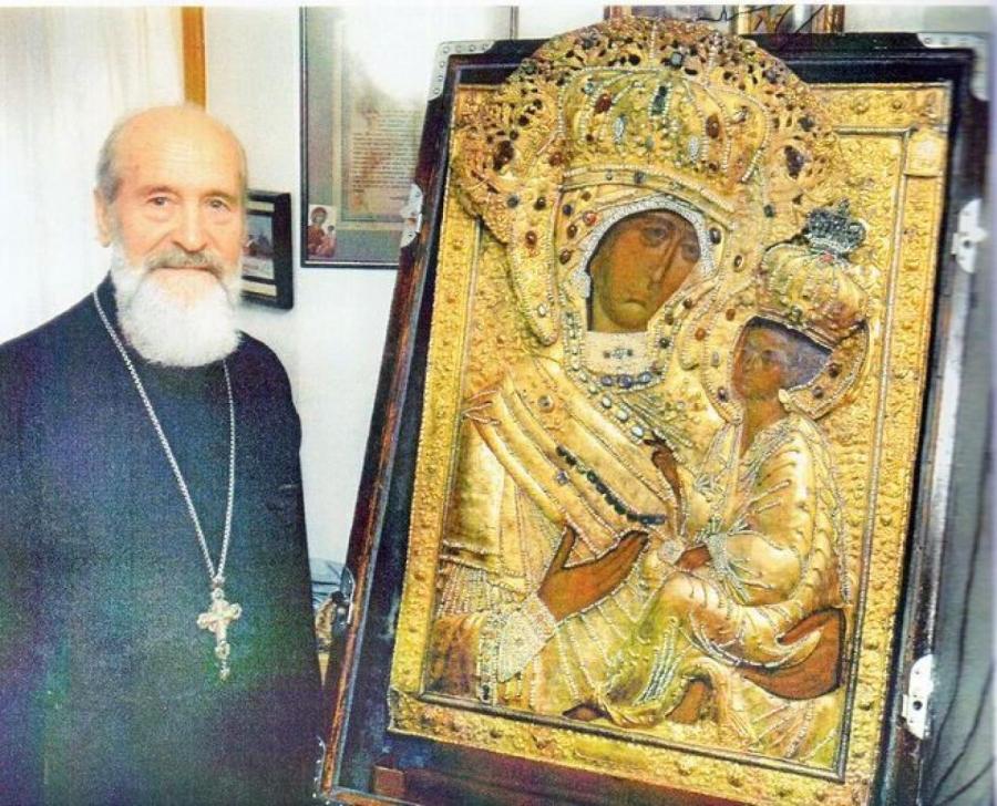 Приемный сын владыки Иоанна - священник Сергий Гарклавс с чудотворной Тихвинской иконой 