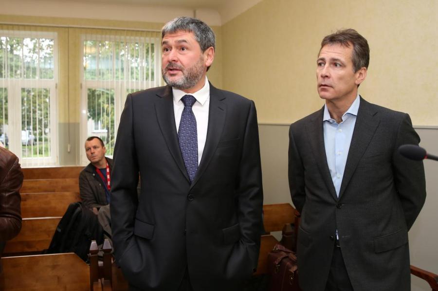 Олег Осиновский и Угис Магонис в зале суда.