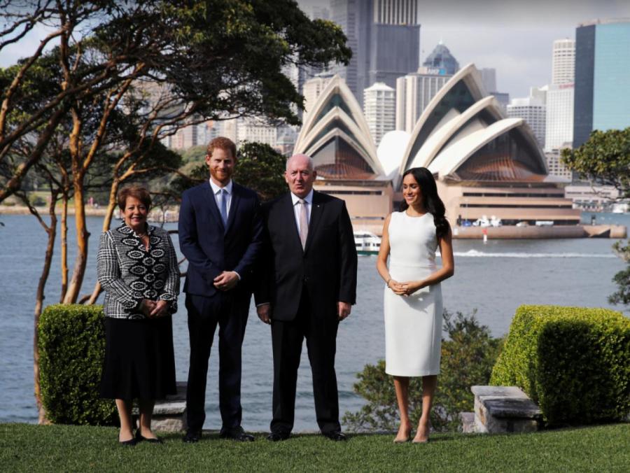 Леди Линн Косгроув, принц Гарри, генерал-губернатор Австралии Питер Косгроув и герцогиня Меган позируют перед в Домом Адмиралтейства, 16 октября 2018