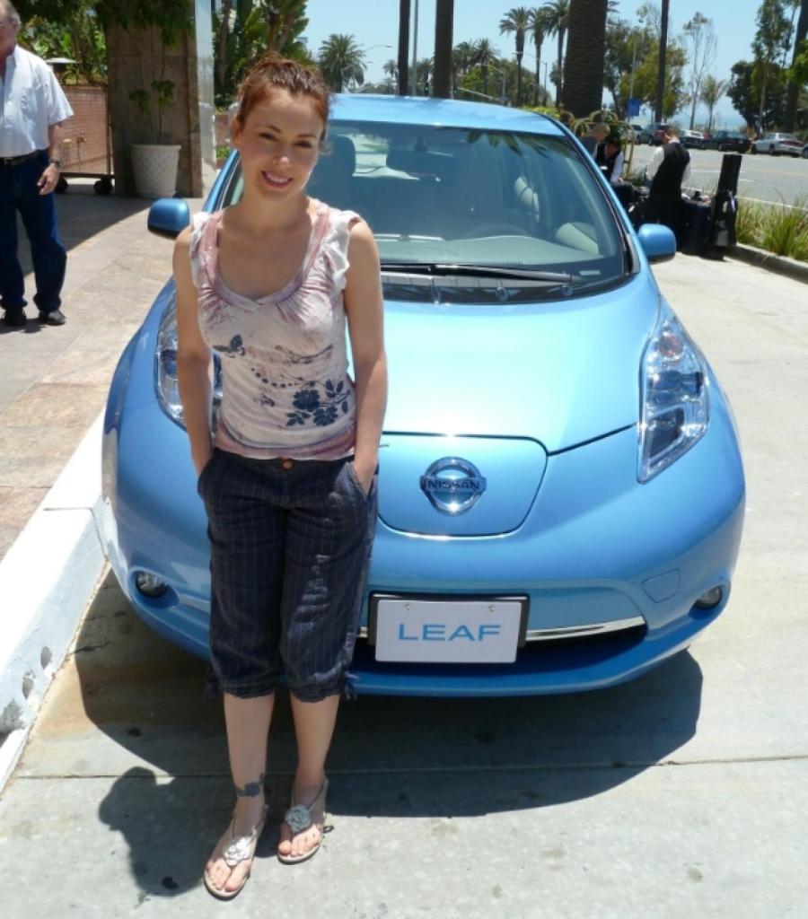 Алисса Милано уже давно ездит на электрокарах и ранее владела Nissan Leaf