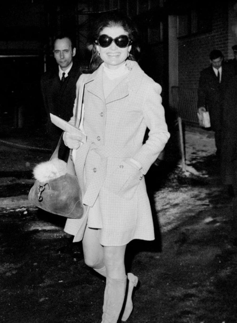 Джеки Кеннеди со своей сумкой 1961 года в 70-х годах