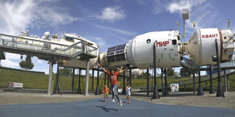Включи станцию спутник. «Cité de l’Espace Тулуза. Тулуза парк космос. Космический городок. Космические парк во Франции.