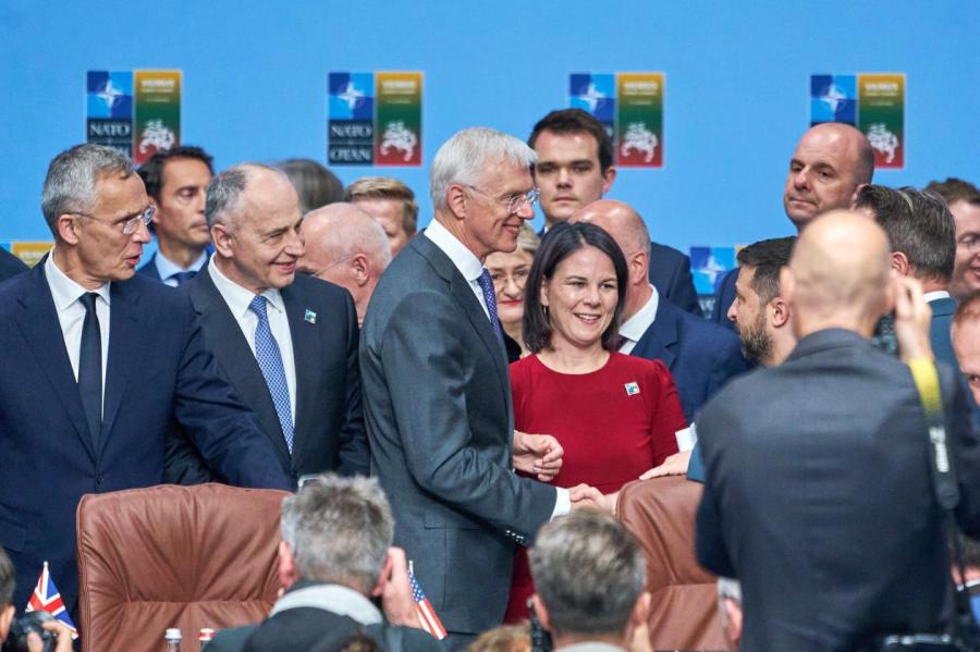 В Вильнюсе Кр. Кариньш сфотографировался с президентом Украины В. Зеленским.