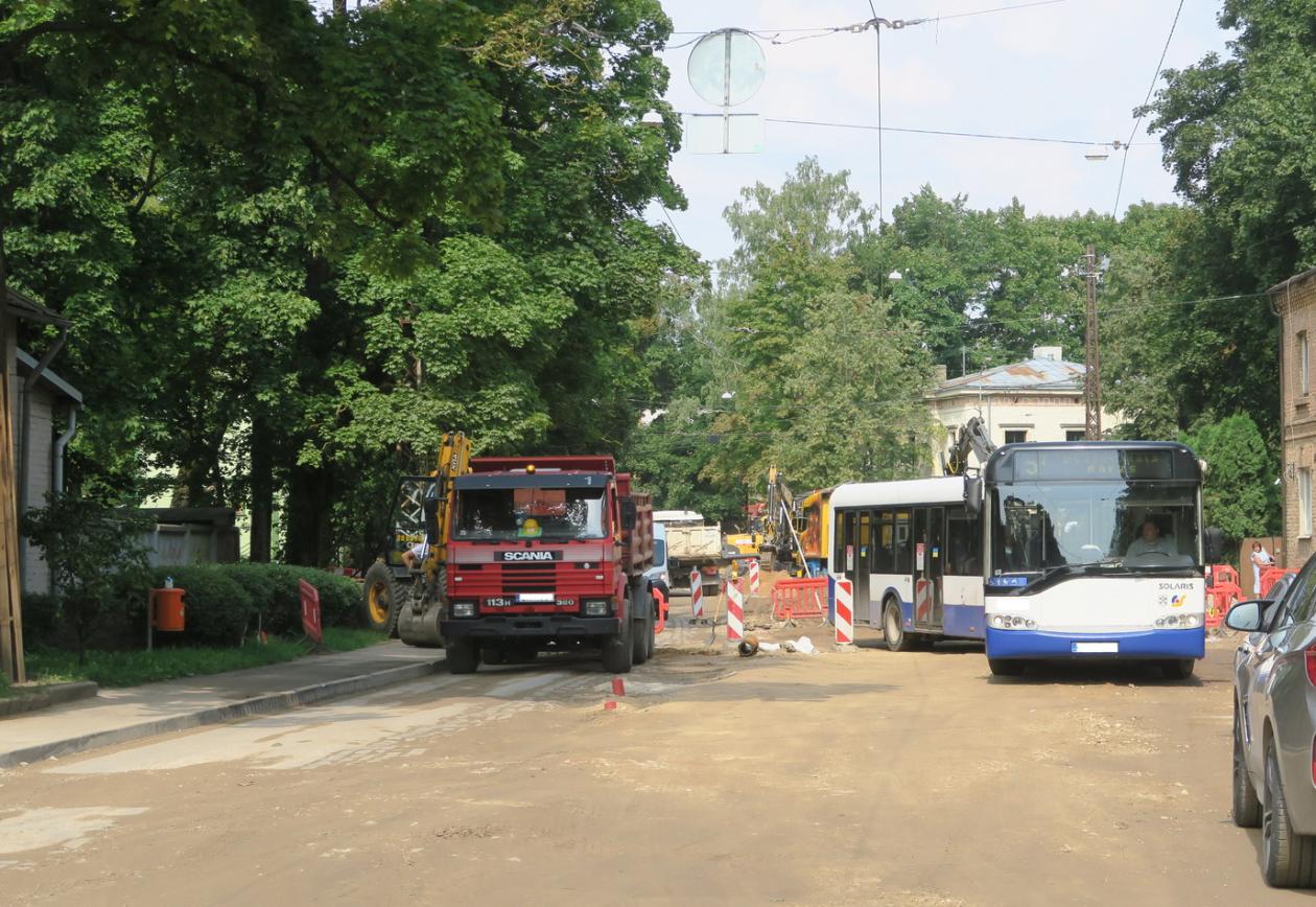 На замену трамваям выехали троллейбусы, которые ездят в режиме автобусов.