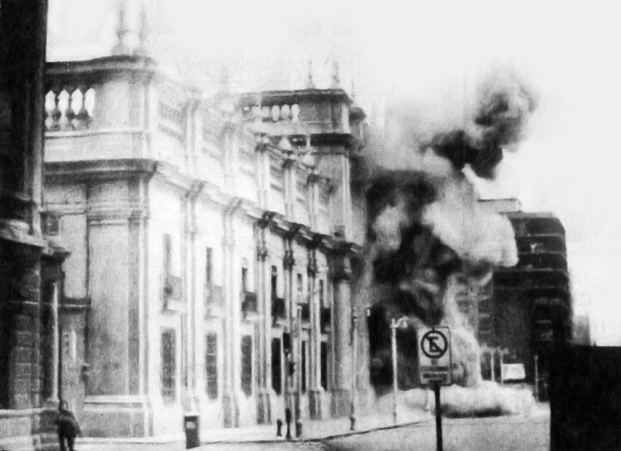 Дворец Ла Монеда подвергся бомбардировкам реактивных штурмовиков.