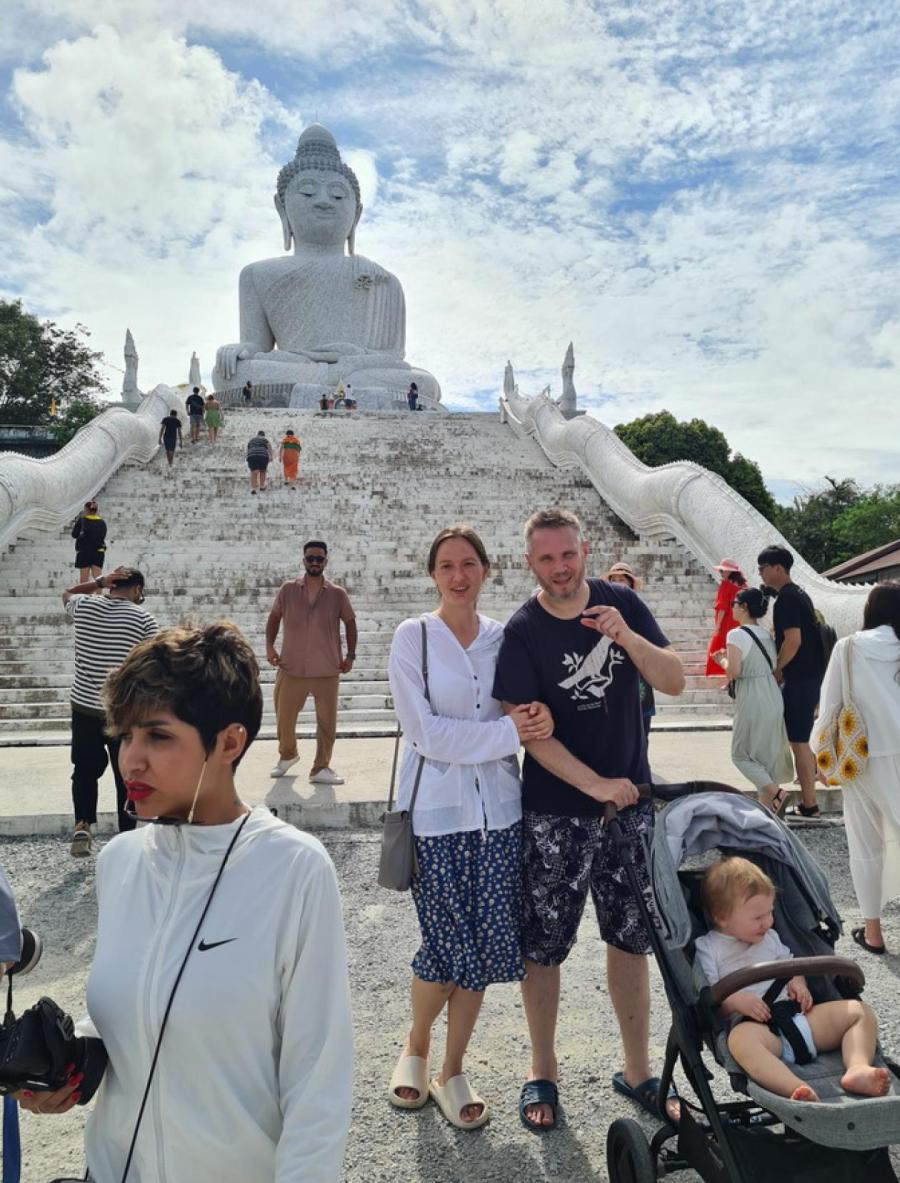 Наш корреспондент с супругой и дочерью возле статуи Будды в Пхукете.