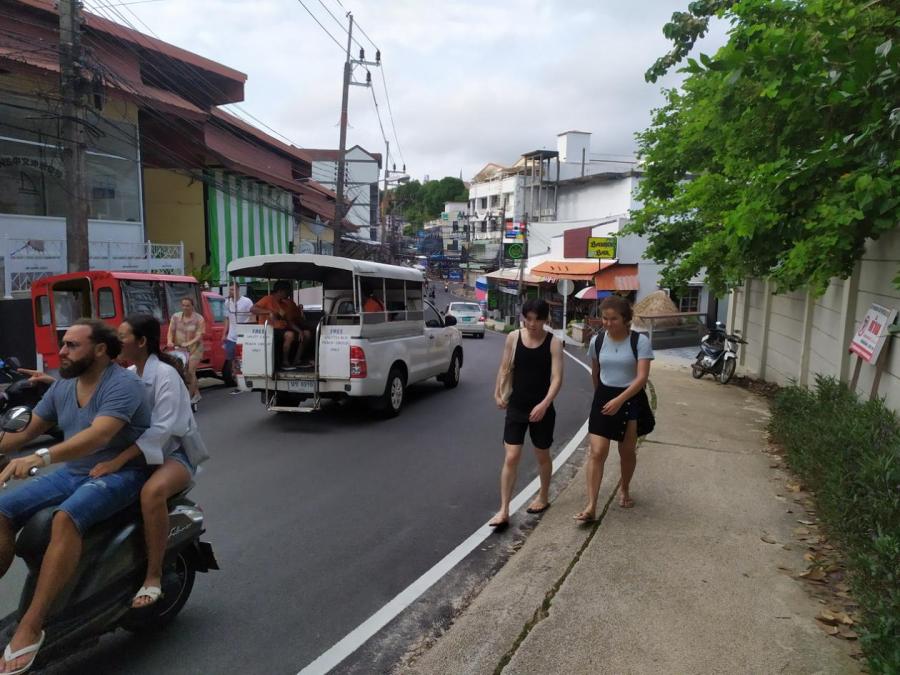 На таиландских улицах царит оживление.