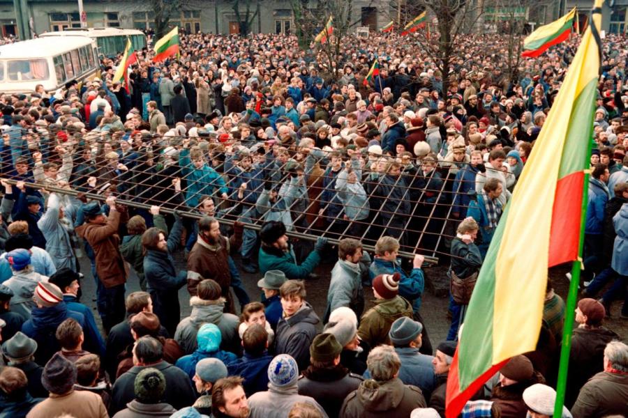 Литовцы возводят баррикады перед зданием парламента в Вильнюсе, 13 января 1991 года.