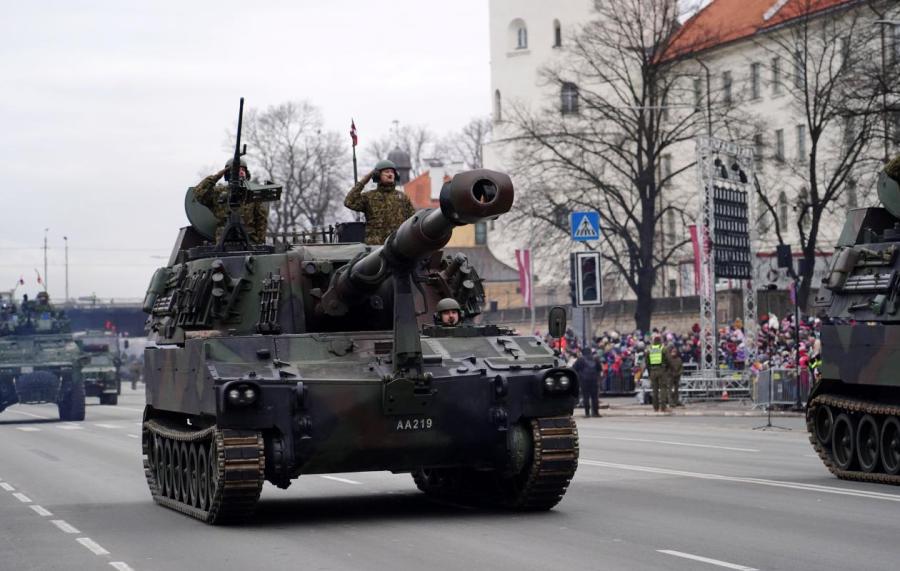 155-мм самоходка M109 (США), куплены Латвией у Австрии, часть воюет в Украине.