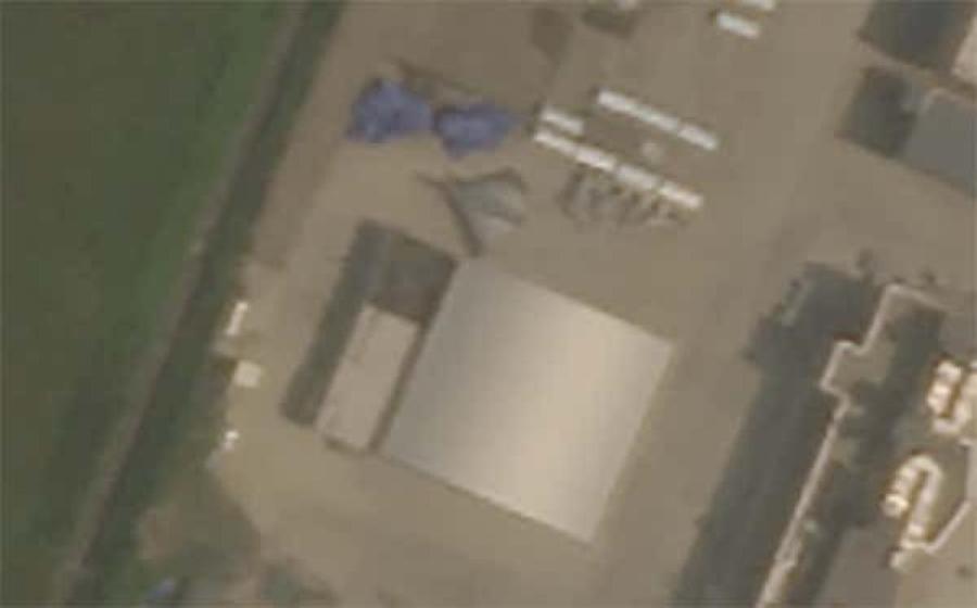 Космические снимки зафиксировали перспективный китайский истребитель на стоянке.