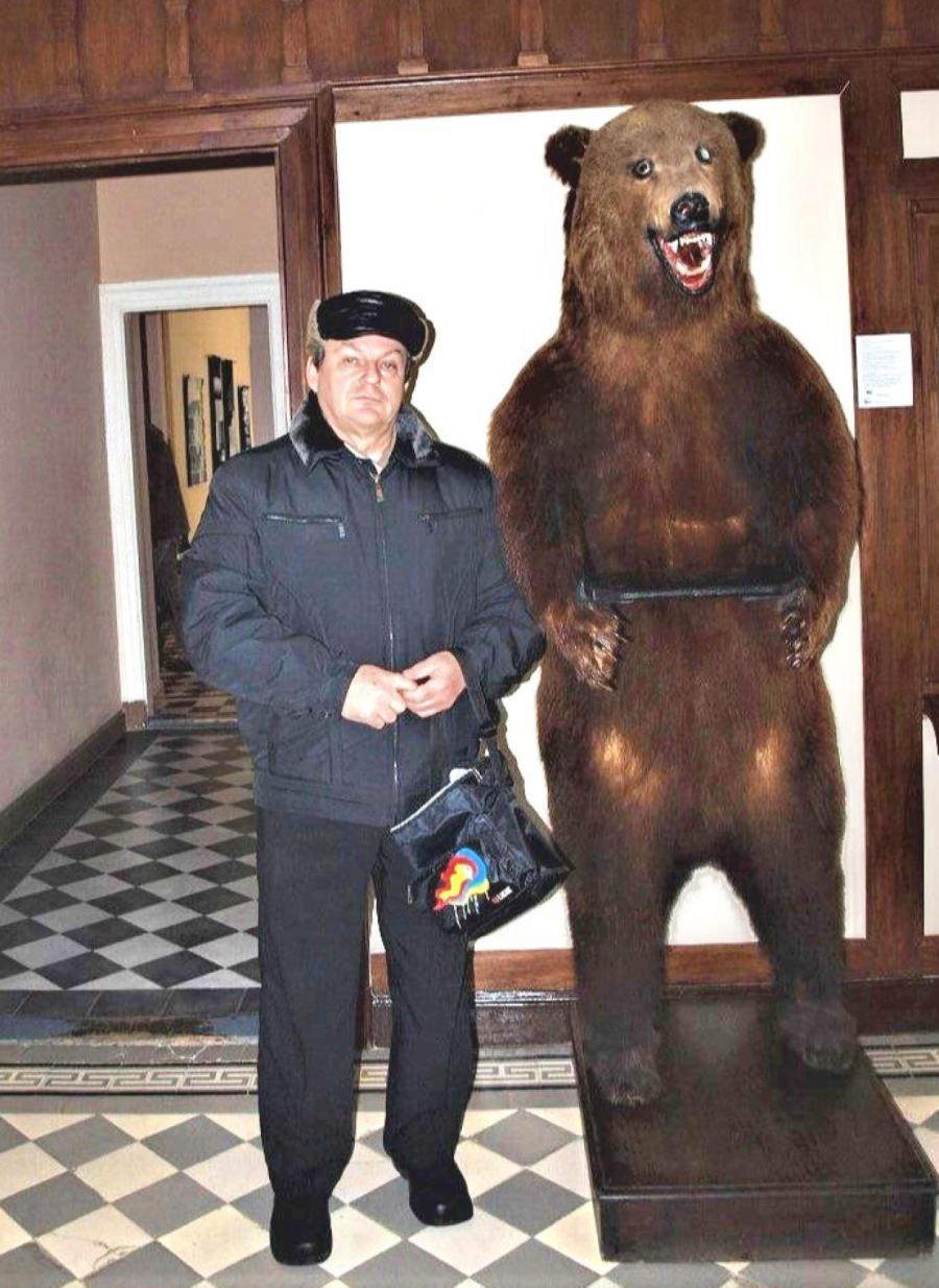 Наш автор подружился с литовским медведем–оборотнем. Фото автора.