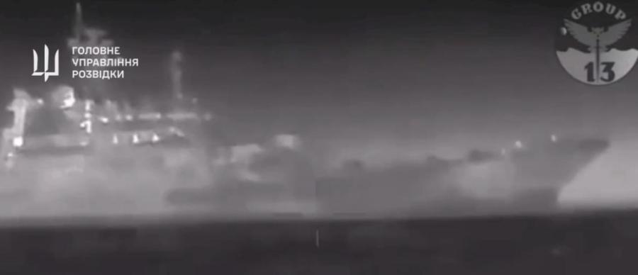 Украинские морские дроны атаковали корабль ночью.