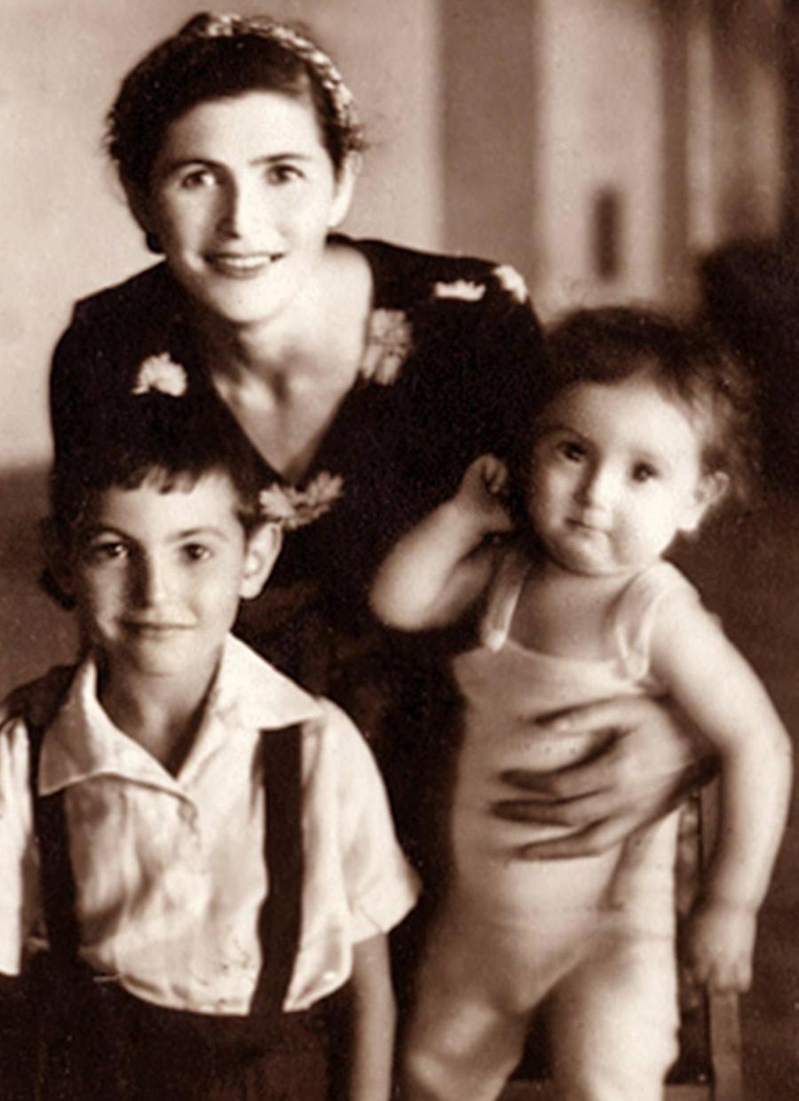 Маленький Валера (справа) с мамой и братом в Чкалове перед отъездом в Ригу.