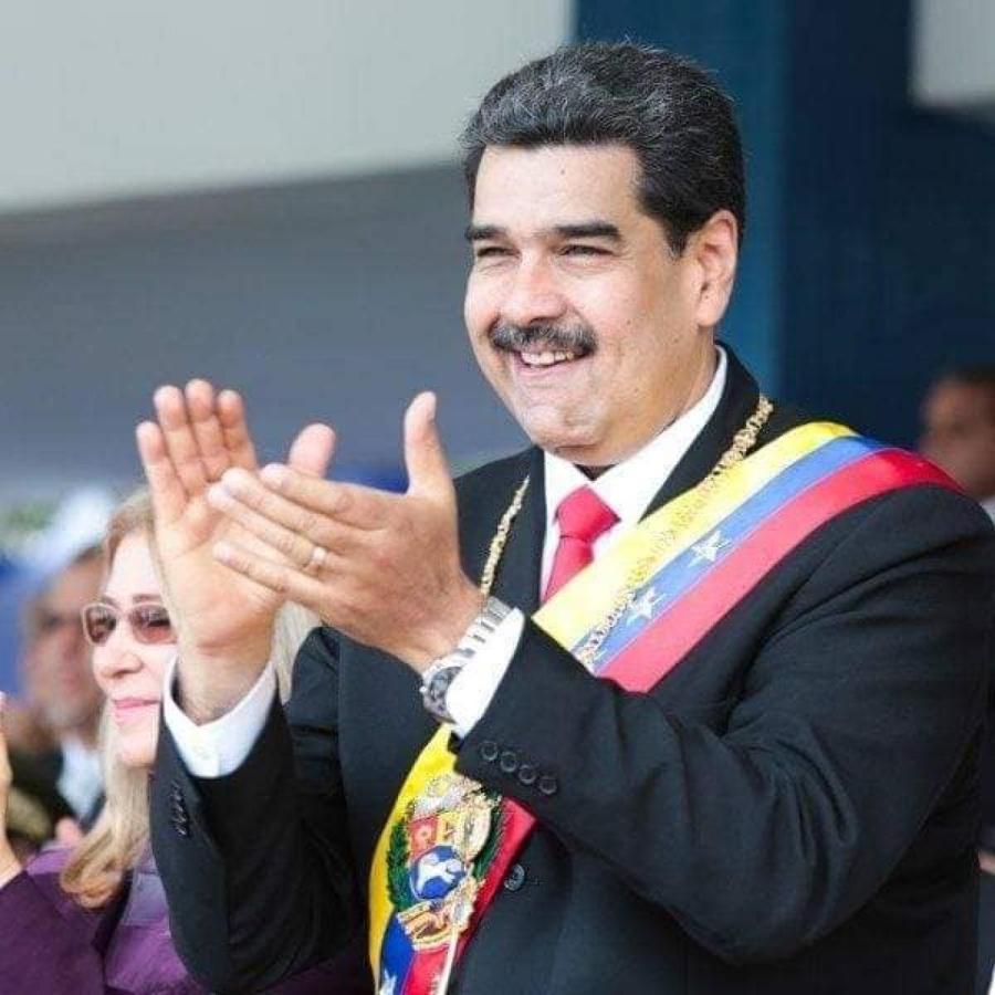 Действующий глава Венесуэлы приветствует действия своих фанатов.