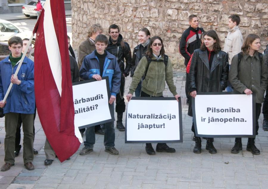 Молодежная организация Visu Latvijai! дебютировала в 2005 году пикетом против натурализации — через пять лет ее активисты сделались депутатами Сейма и смогли активно влиять на политику.