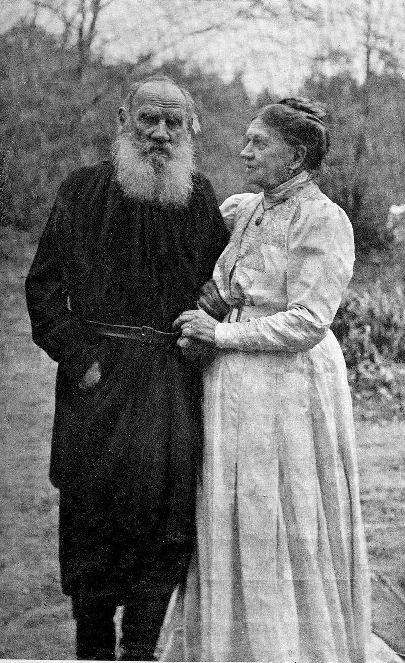 800px-Tolstoy_and_wife_1910.jpg