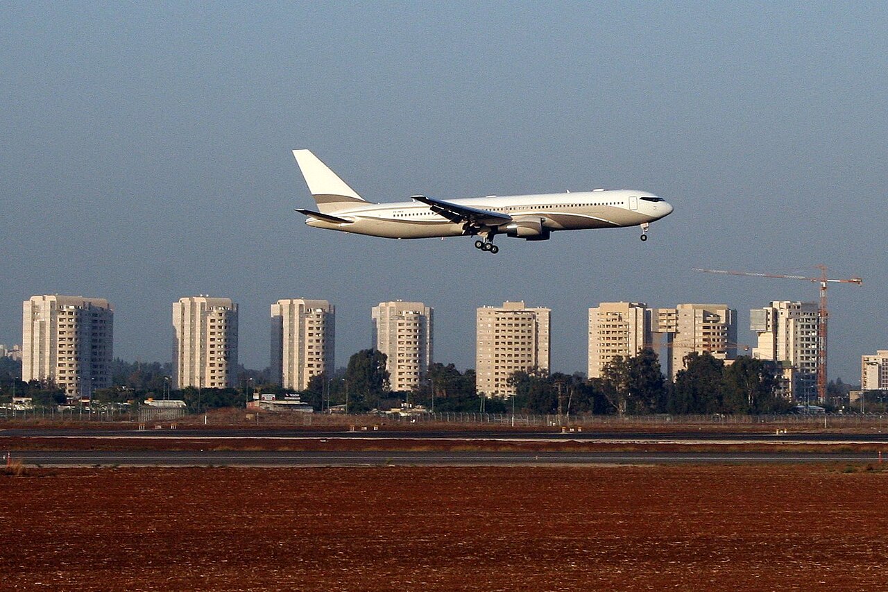 Boeing_767-300_P4-MES_landing_at_Ben-Gurion_Airport_in_2007.jpg