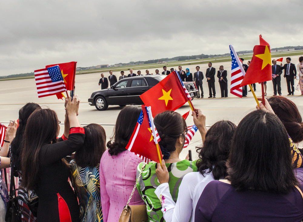 Vietnam_Communist_Party_leaders_arrives_at_Joint_Base_Andrews,_to_meet_President_Obama_150706-F-WU507-253.jpg