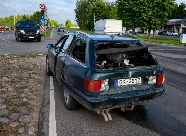 Поврежденный автомобиль на улице