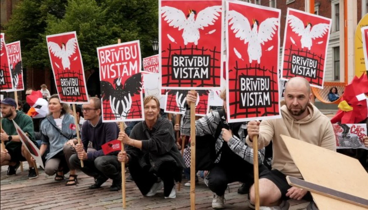 Изображение к статье: Протест против содержания кур в клетках
