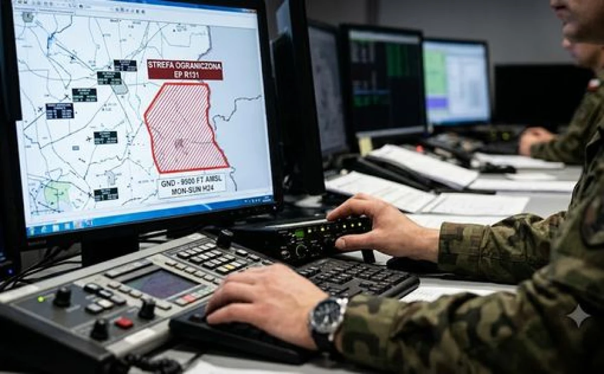 Изображение к статье: Польские пограничники за пультом