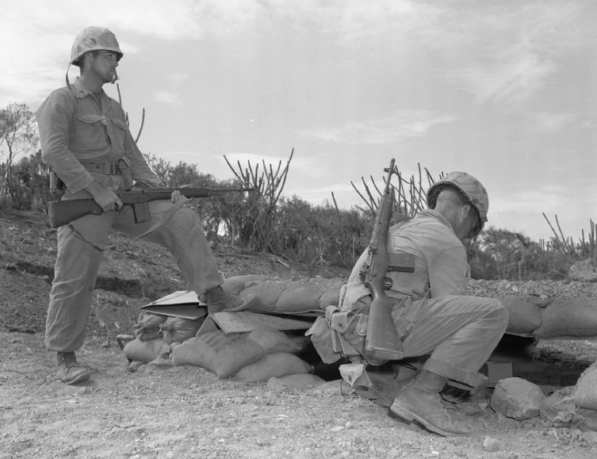 Изображение к статье: 1962 год, американские солдаты готовят к бою базу Гуантанамо.