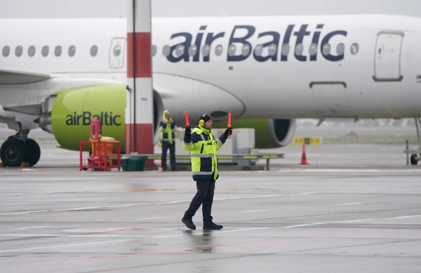 Изображение к статье: самолет airBaltic в аэропорту