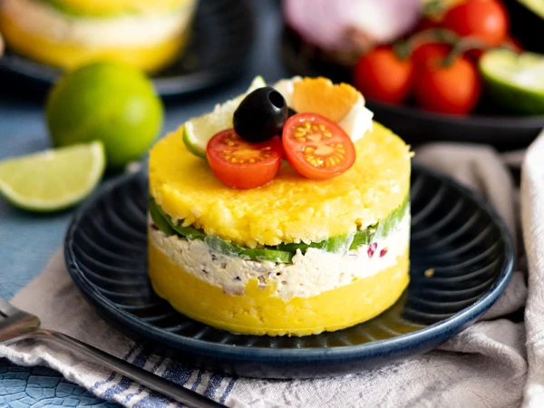 Изображение к статье: Causa limeña — холодная закуска из картофеля с разнообразными начинками.