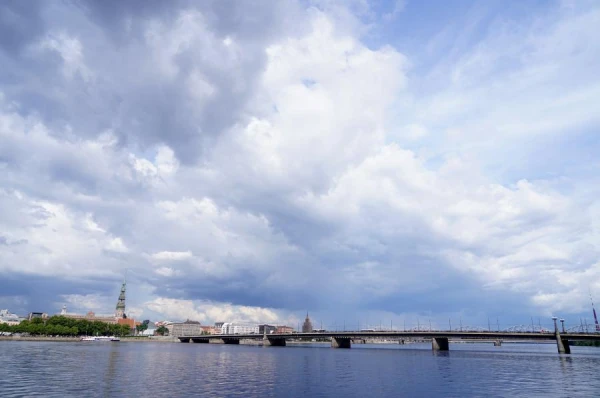 Река, облака