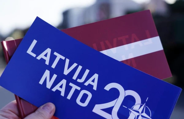Изображение к статье: Флаги Латвии и НАТО