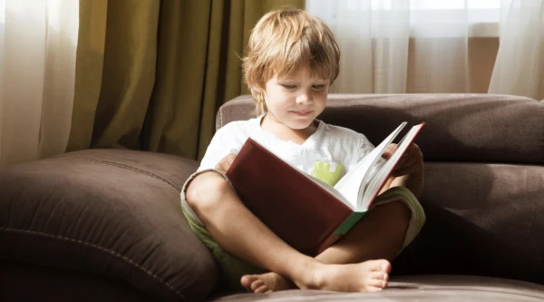 Изображение к статье: Ребенок с книгой.